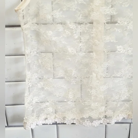 Ladies Sleeveless Sheer Lace Top Blouse Rear Button Lightweight Floral Fabric   - Picture 4 of 5